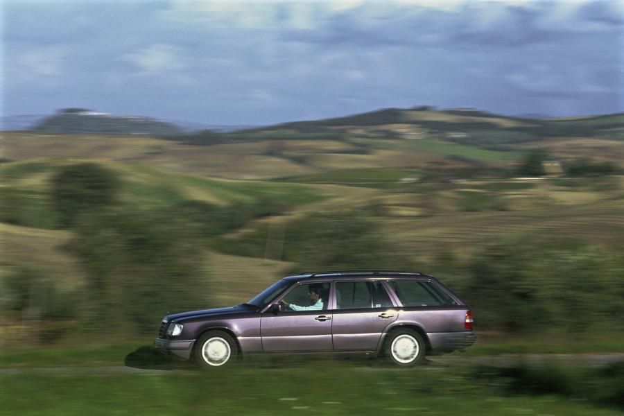  Mercedes-Benz E-Class 1985 года  (фото 2 из 4)